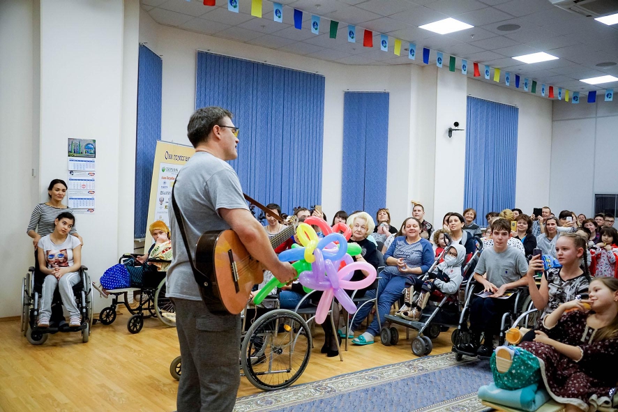 Концерт Евгения Дятлова для маленьких пациентов