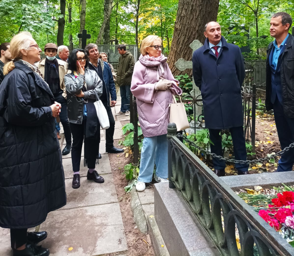 Памятное возложение цветов на Большеохтинском кладбище к могилам Г. И. Турнера и Е. С. Деммени