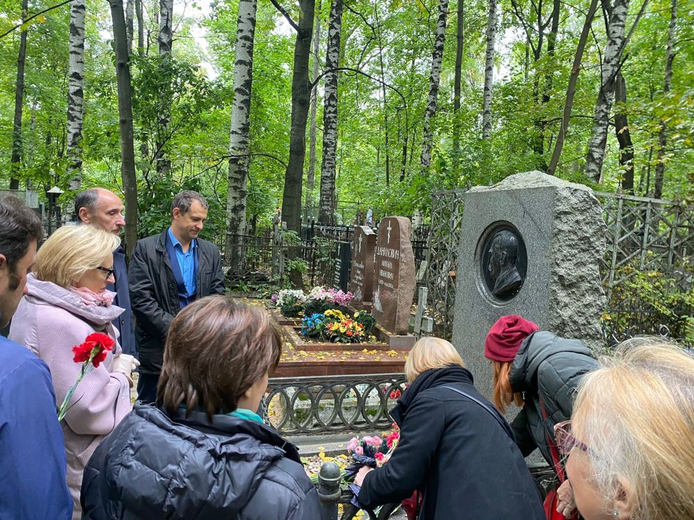 Памятное возложение цветов на Большеохтинском кладбище к могилам Г. И. Турнера и Е. С. Деммени