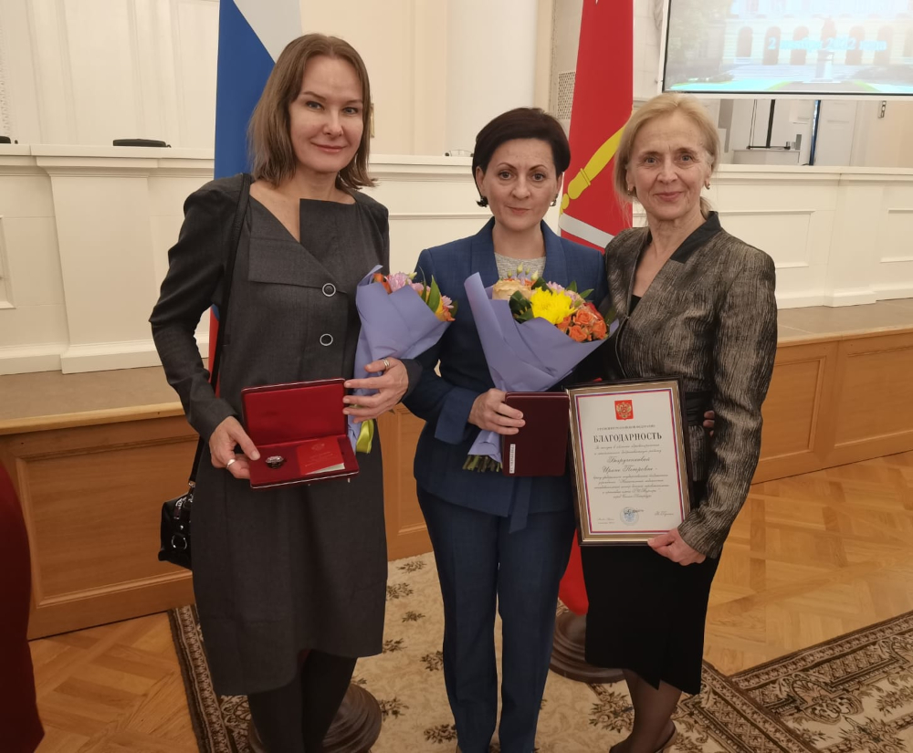 Сотрудникам НМИЦ вручили государственные награды в Смольном