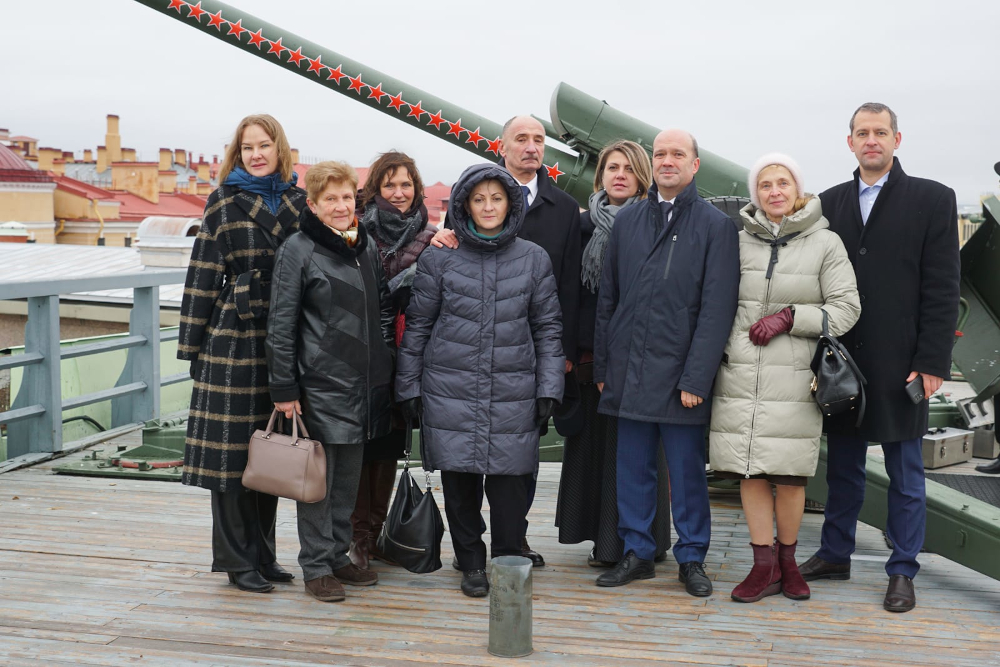 Выстрел из пушки Петропавловской крепости в честь юбилея НМИЦ