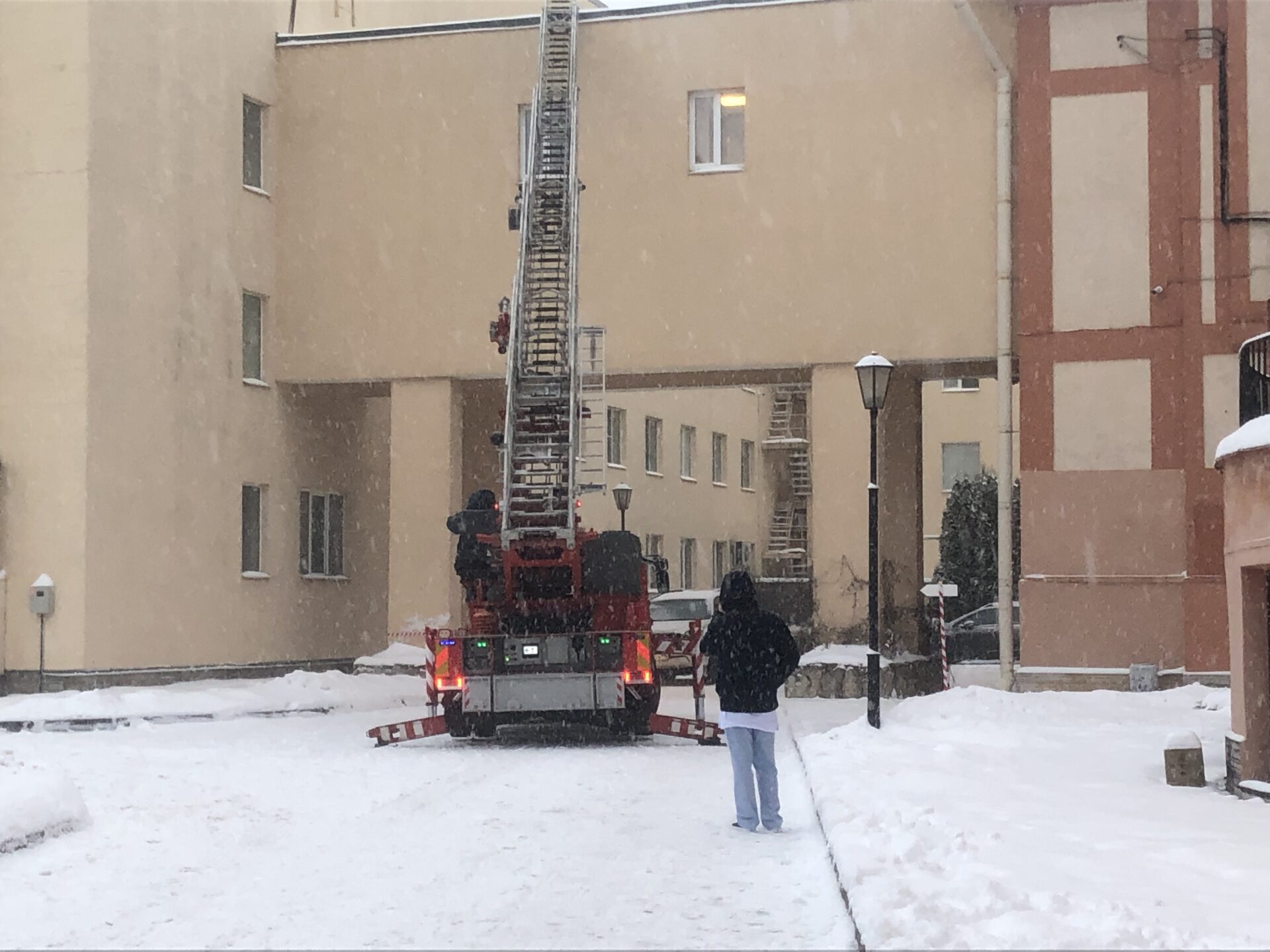 В НМИЦ проведена практическая тренировка по эвакуации людей из зданий и тушению условного пожара
