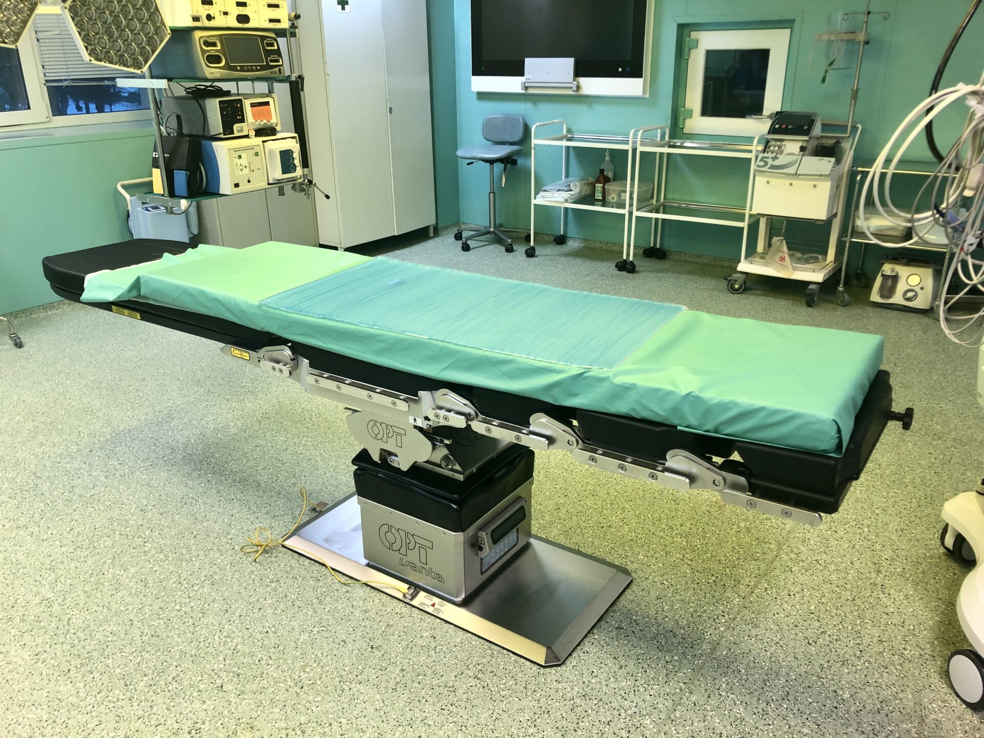 В НМИЦ поступили новые мониторы пациента и системный операционный стол