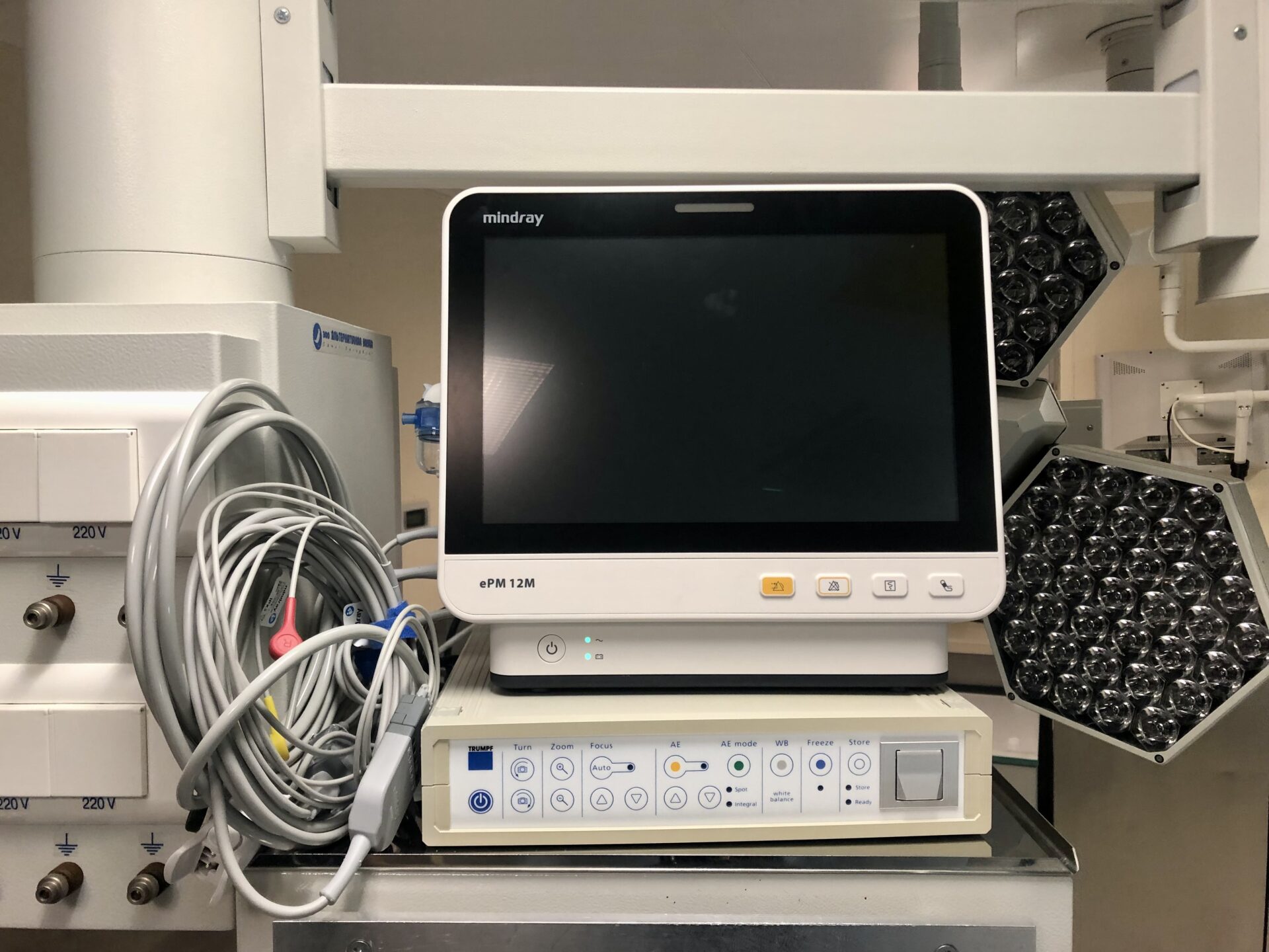В НМИЦ поступили новые мониторы пациента и системный операционный стол