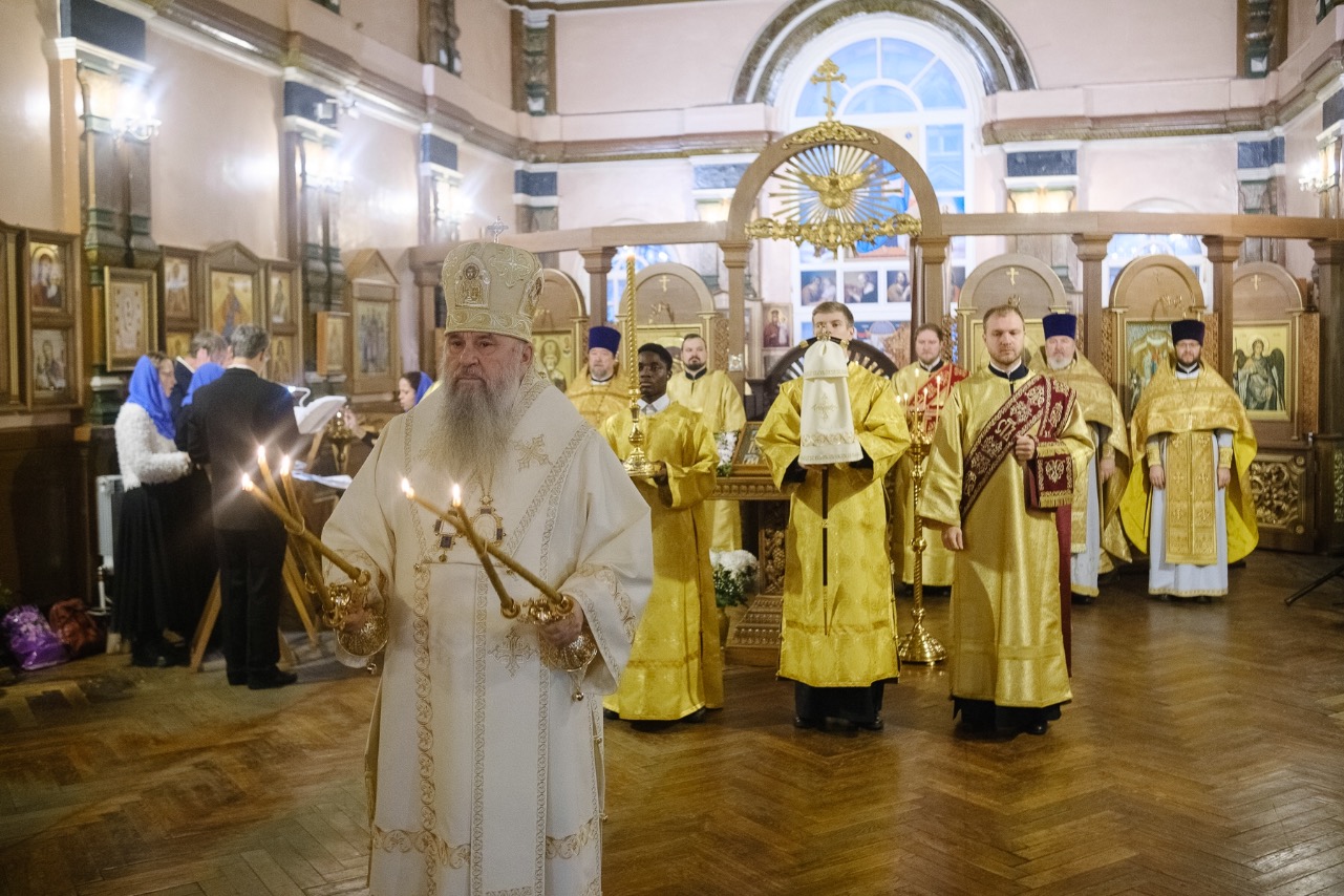 Митрополит Варсонофий совершил Божественную литургию в храме иконы Божией Матери «Всех скорбящих Радость» в Консультативно-диагностическом центре НМИЦ имени Г. И. Турнера