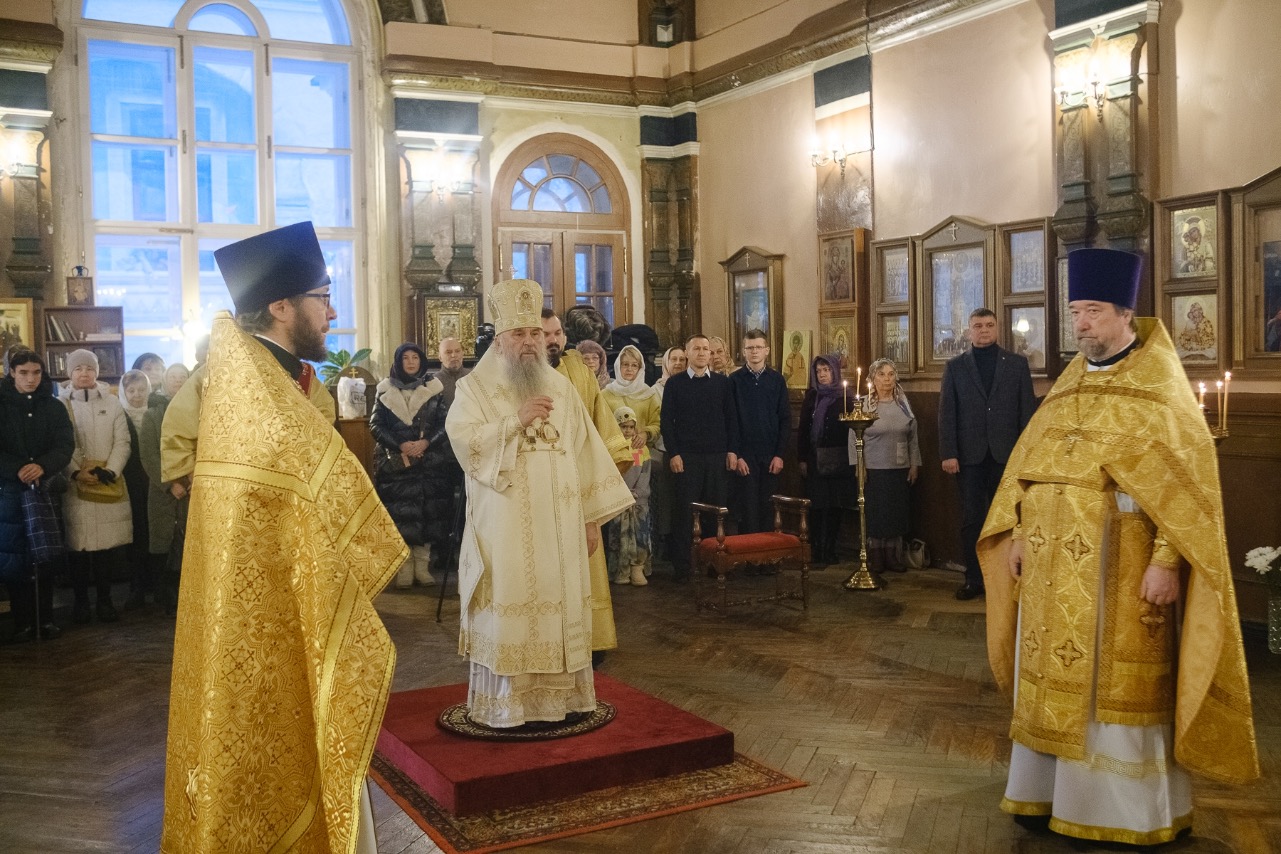 Митрополит Варсонофий совершил Божественную литургию в храме иконы Божией Матери «Всех скорбящих Радость» в Консультативно-диагностическом центре НМИЦ имени Г. И. Турнера