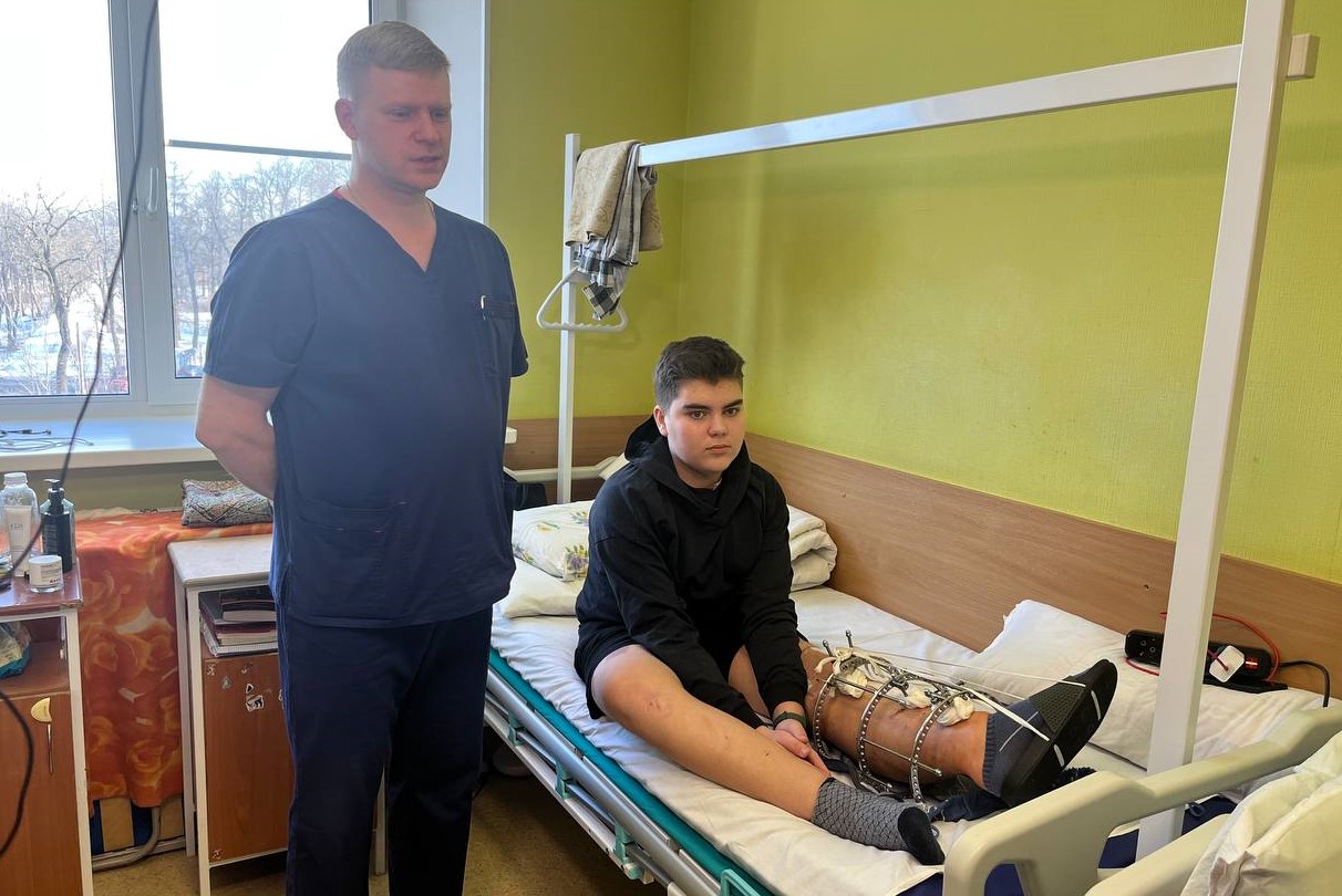 Врачи НМИЦ имени Г. И. Турнера поставили на ноги подростка, попавшего в ДТП с грузовым автомобилем в Карелии