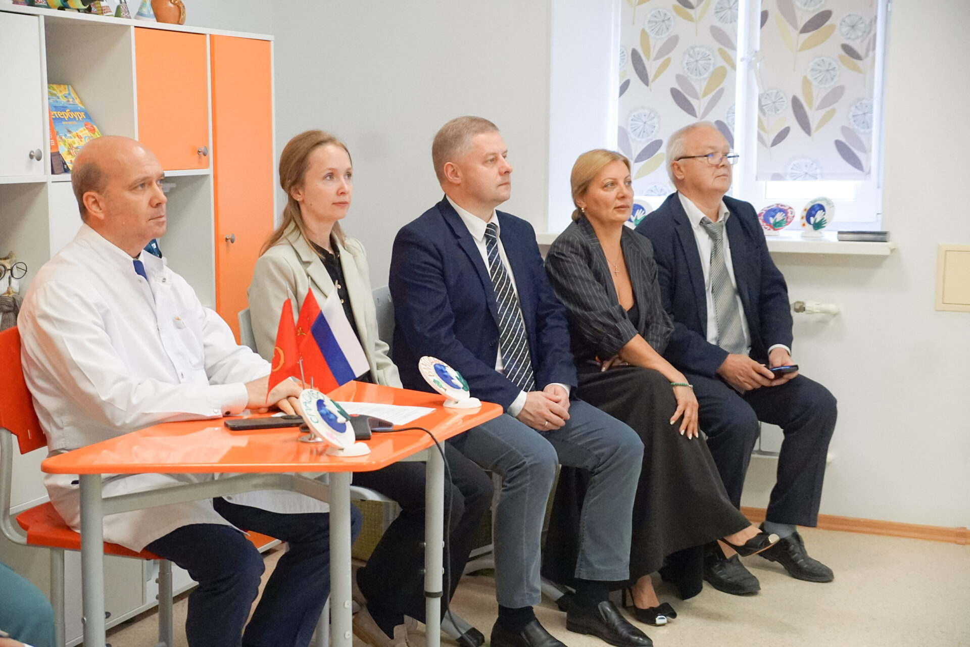 «Наука побеждать»: НМИЦ имени Г. И. Турнера вместе с детьми-пациентами поздравил Сухопутные войска России с 475-летием и передал защитникам Отечества подарки, сделанные своими руками