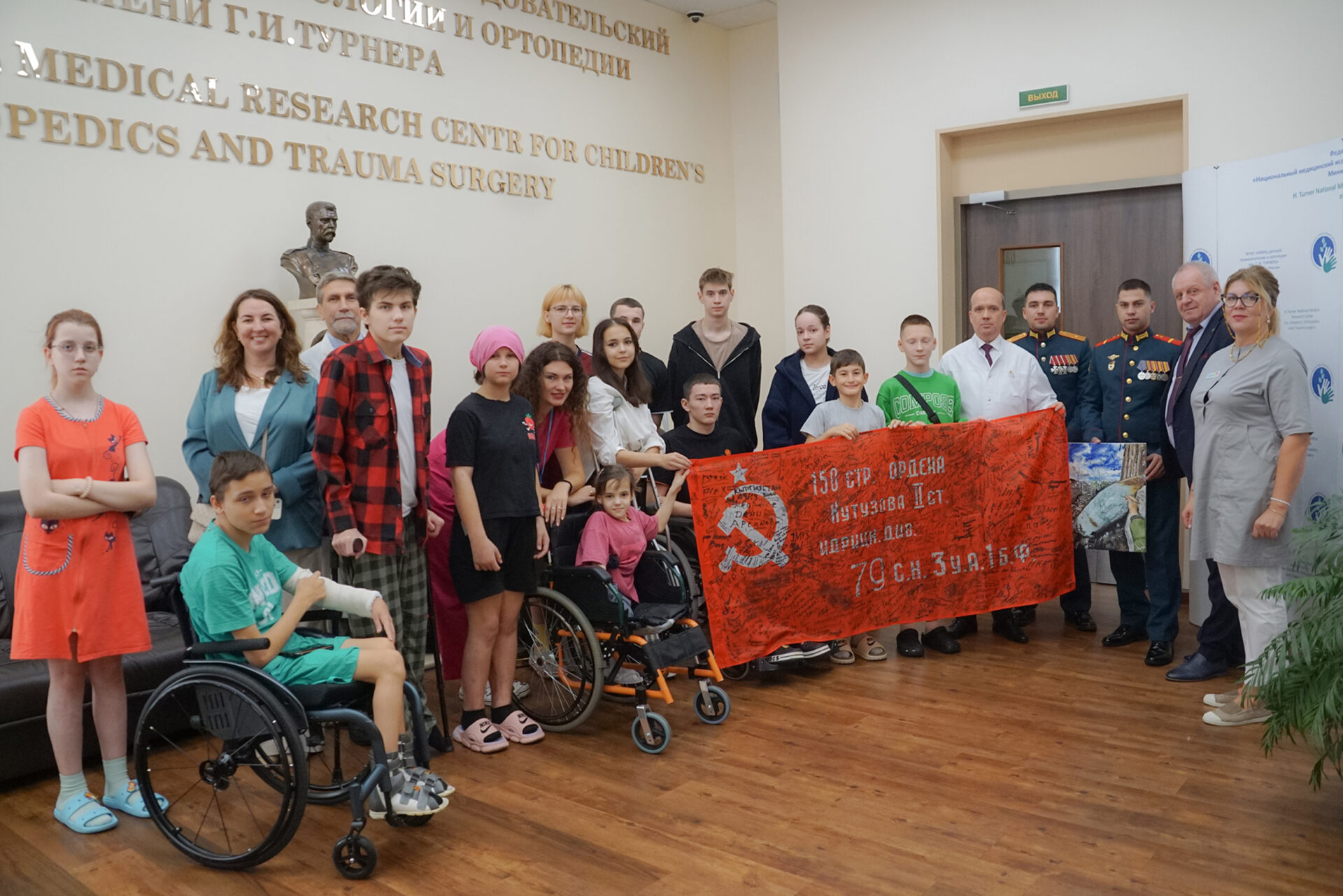«Наука побеждать»: НМИЦ имени Г. И. Турнера вместе с детьми-пациентами поздравил Сухопутные войска России с 475-летием и передал защитникам Отечества подарки, сделанные своими руками