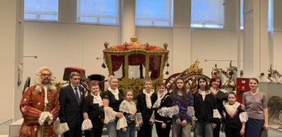 Юные пациенты Центра Турнера посетили фестиваль «Искусство в ощущениях. Экипажи» в Эрмитаже