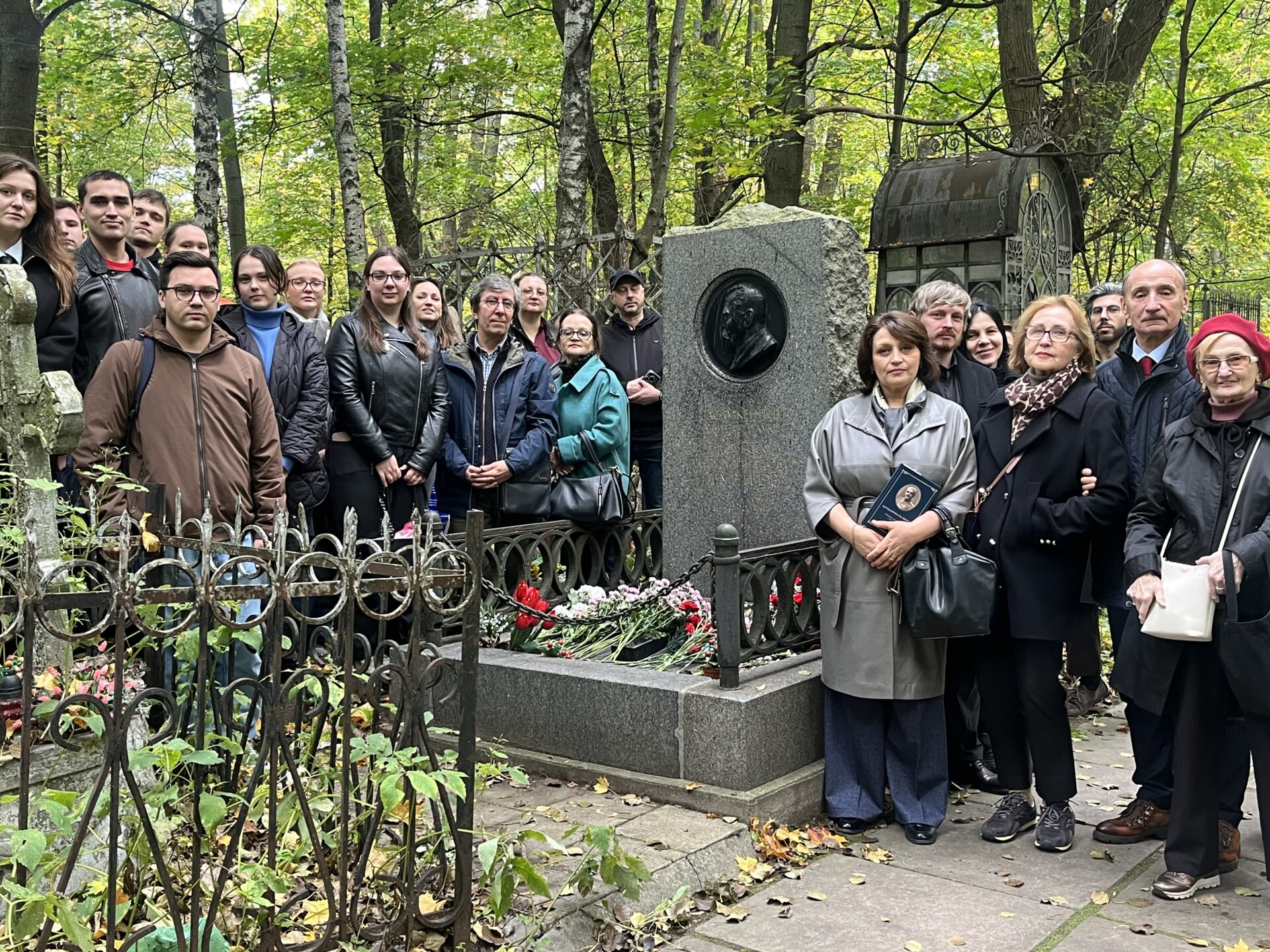 Ординаторы НМИЦ детской травматологии и ортопедии имени Г. И. Турнера и артисты Театра марионеток им. Е. С. Деммени почтили память своих учителей